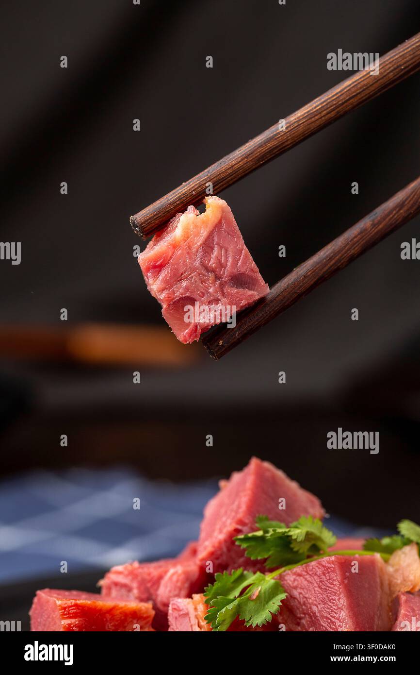 Délicieuse cuisse de bœuf épicée, authentique délicatesse de bœuf mariné cuit lentement à l'asiatique Banque D'Images