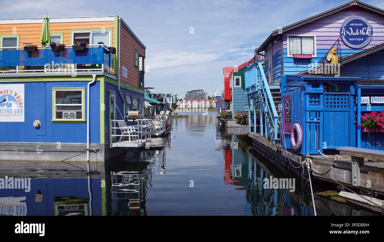 Victoria, Colombie-Britannique – 9 août 2025 : Des maisons flottantes et des péniches colorées bordent les quais du Fisherman's Wharf par une journée d'été ensoleillée. Banque D'Images