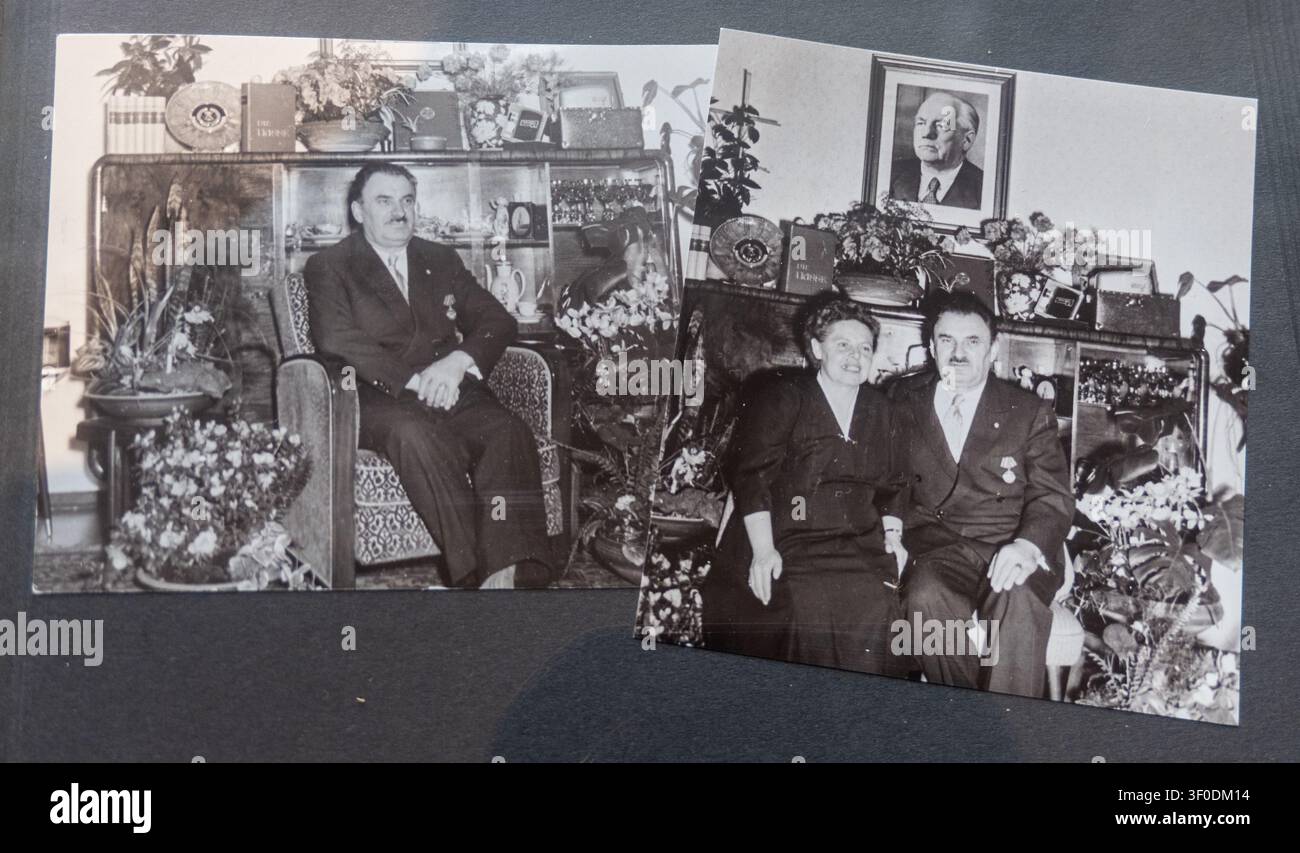 Berlin, Allemagne - 23 mai 25 : Photographies personnelles en noir et blanc exposées au Musée Stasi de Berlin, en Allemagne, documentant la vie privée Banque D'Images
