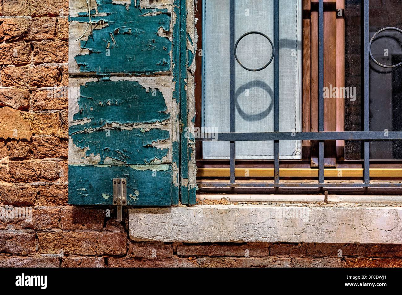 Fenêtre dans un mur de briques en ruine à Venise, Italie Banque D'Images