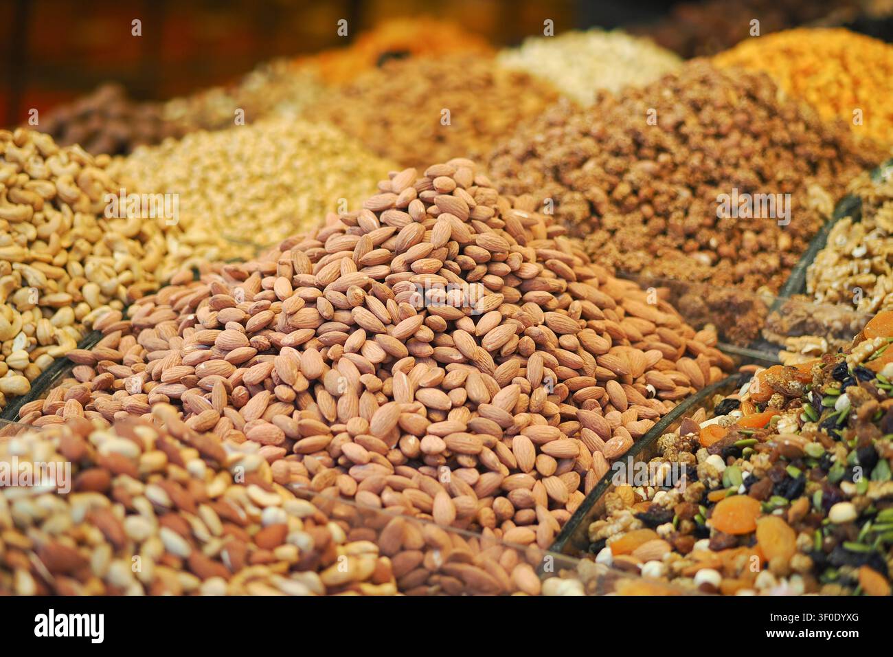 Présentation colorée de noix et de fruits sur un marché animé Banque D'Images