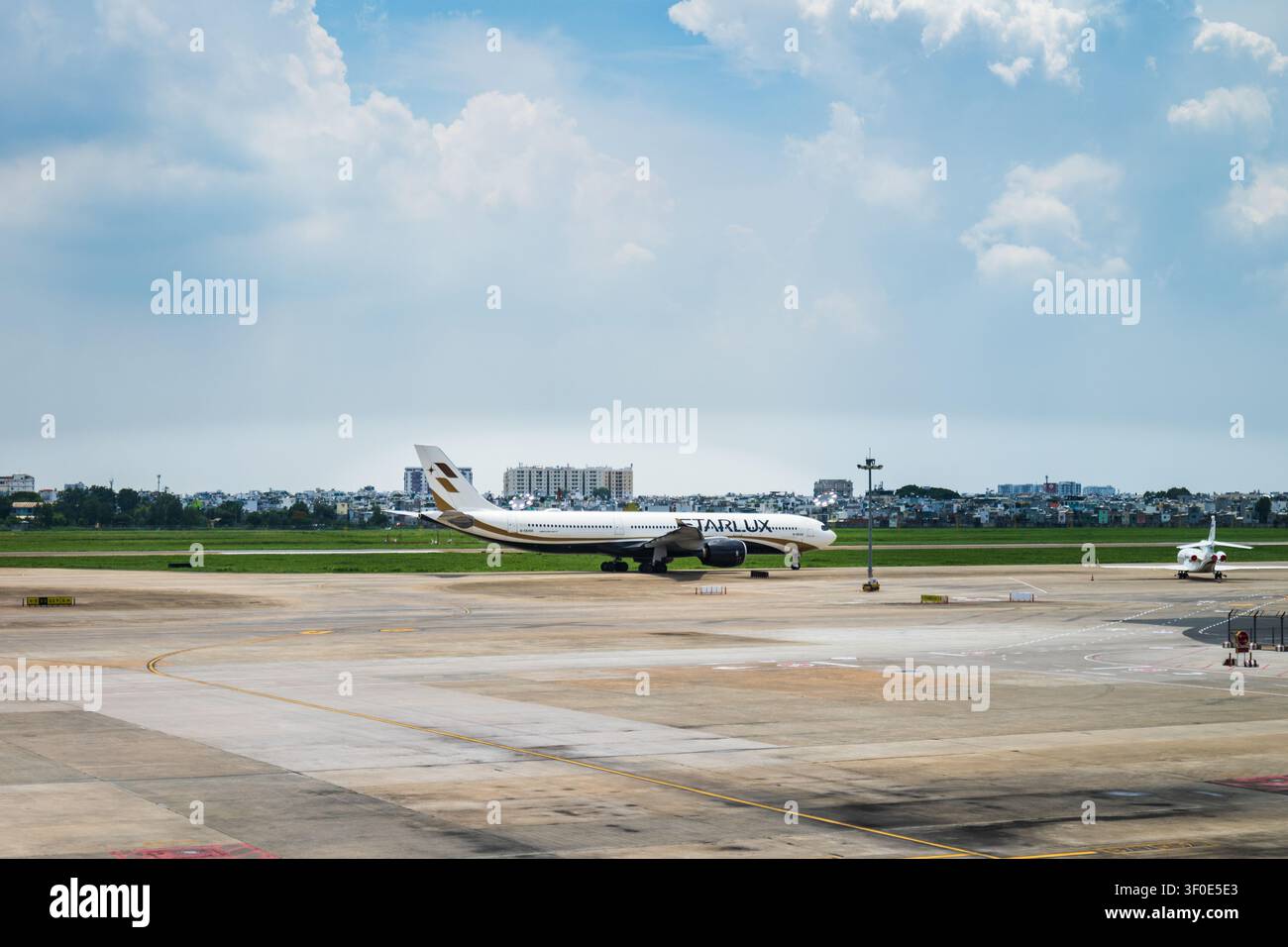 Ho Chi Minh, Vietnam - 18 juin 2026 : Avion de Starlux Airlines roulant à l'aéroport international de Tan Son Nhat, Ho Chi Minh Ville, Vietnam. Banque D'Images