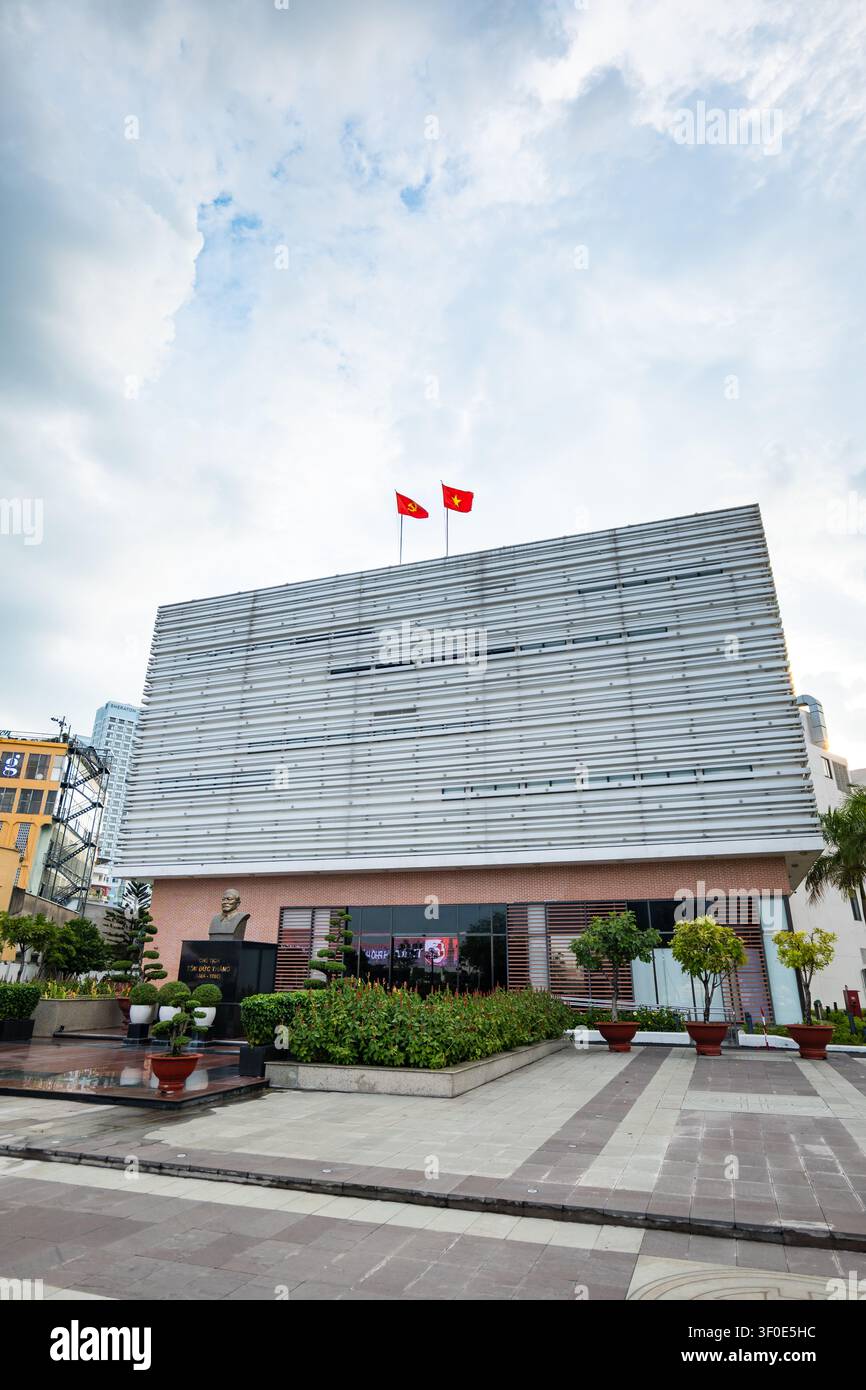 Saïgon, Vietnam - 16 juin 2026 : Musée Ton Duc Thang avec buste et drapeaux vietnamiens à Hô Chi Minh-Ville, Vietnam. Éditorial Banque D'Images