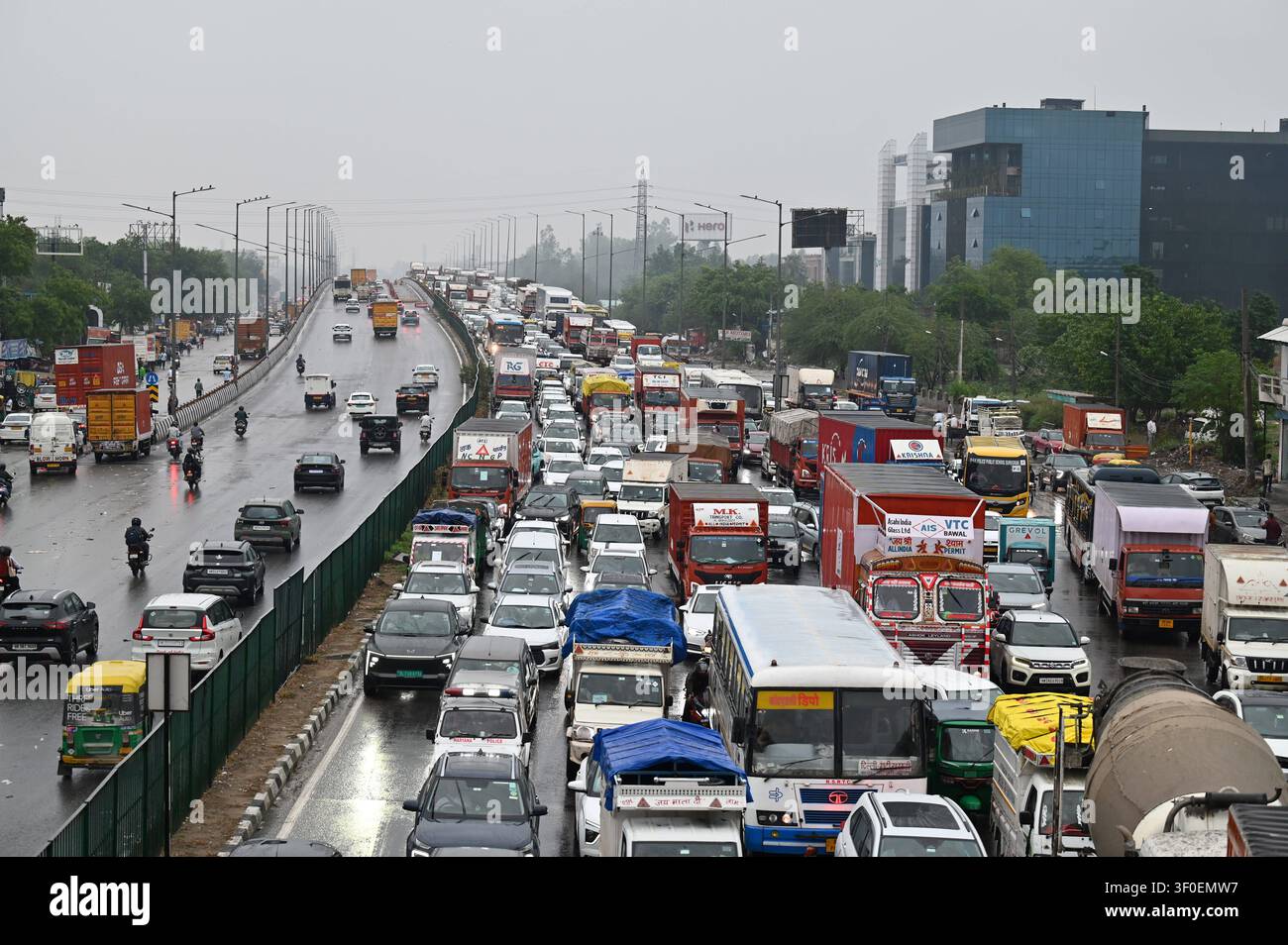 GURUGRAM, INDE - 7 JUIN : Les véhicules étaient coincés dans un embouteillage de 5 km sur la route nationale 48 près de Hero Honda Chowk en raison des fortes pluies le 7 juillet 2026 à Gurugram, en Inde. Photo de Parveen Kumar/Hindustan Times Les fortes pluies de mousson provoquent des inondations et des embouteillages à Gurugram Banque D'Images