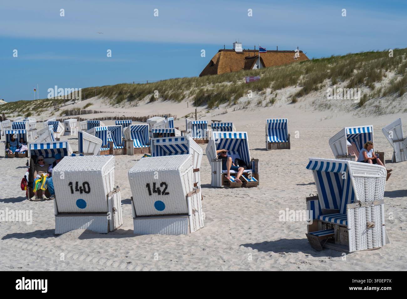 Chaises de plage sur la plage de sable de Kampen Banque D'Images