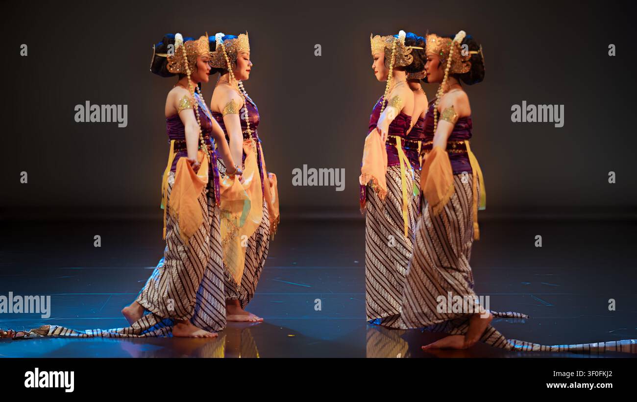 Deux paires de performers heritage créent une composition symétrique mettant en valeur des costumes authentiques et une chorégraphie élégante. Banque D'Images