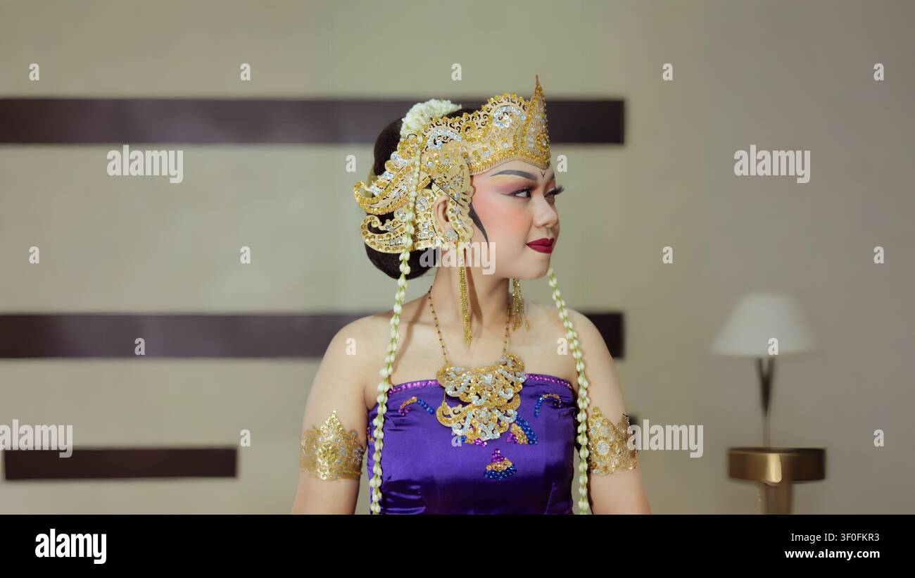 Un profil gracieux met en valeur des accessoires d'héritage authentiques et un style cérémoniel élégant avec une expression raffinée. Banque D'Images