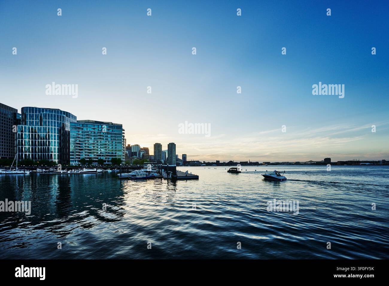 Le quartier du port de Boston le long du Fan Pier au coucher du soleil, Massachusetts, Nouvelle-Angleterre Banque D'Images