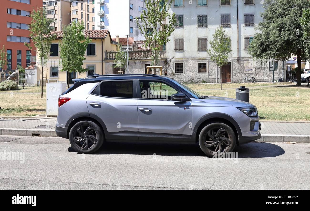 Udine, Italie. 5 juillet 2026. Vue latérale du Kgm Korando, anciennement Ssang Yong Korando, au bord de la route dans une zone urbaine Banque D'Images
