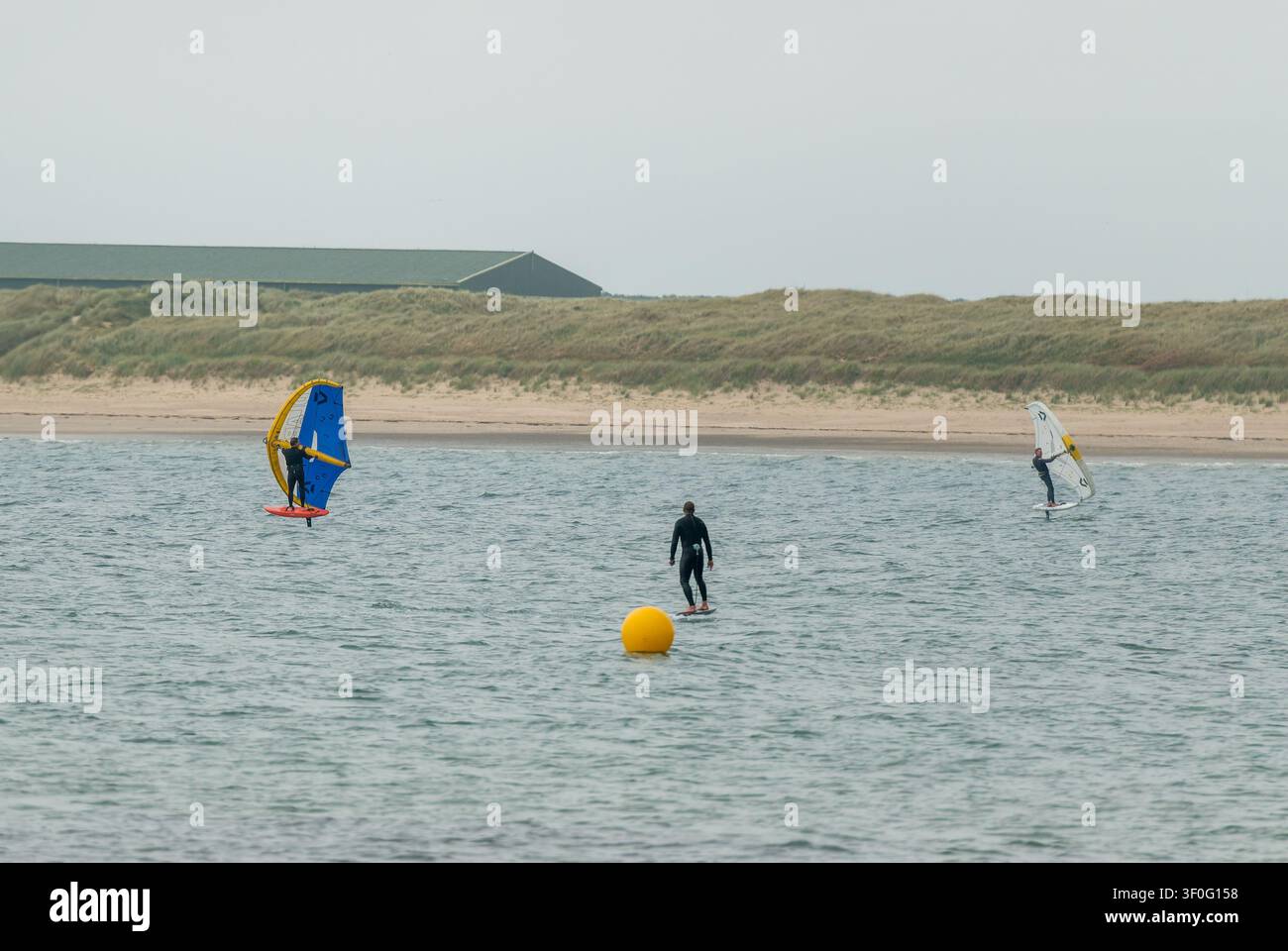 Activité de sports nautiques à Rhosneigr, Anglesey, Pays de Galles du Nord, Royaume-Uni. Pris le 16 juin 2026. Banque D'Images