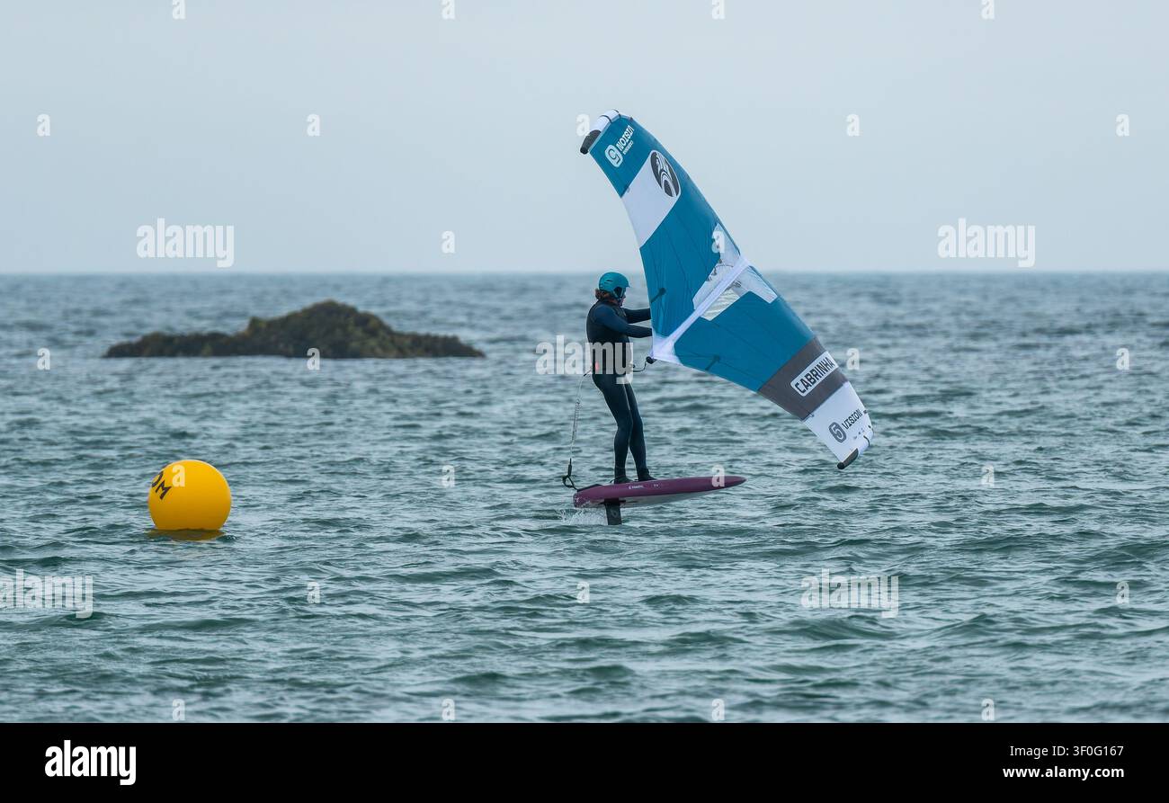 Navigation en foil à voile dans la baie de Rhosneigr, Anglesey, Pays de Galles du Nord, Royaume-Uni. Pris le 16 juin 2026. Banque D'Images