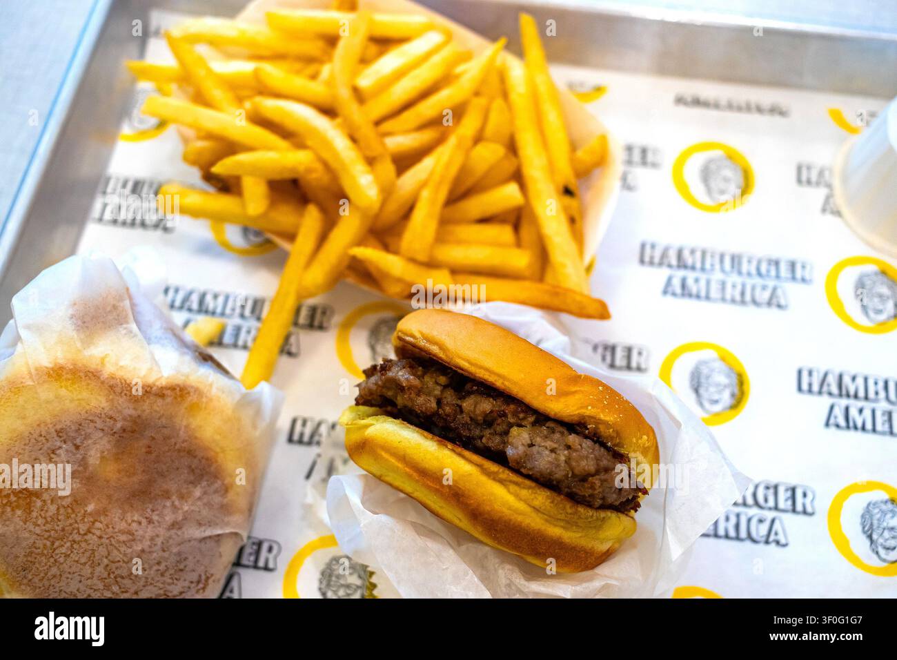 Hamburgers et frites chez Hamburger America à Manhattan, New York City, fast-food sur un plateau dans un restaurant décontracté à NYC Banque D'Images