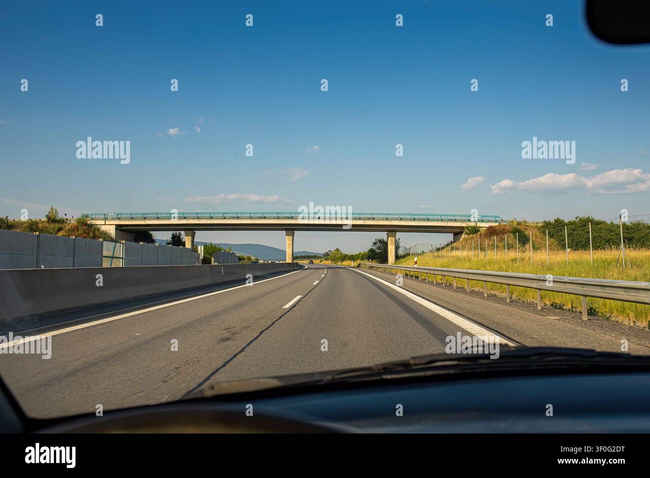 Vue d'une autoroute avec un viaduc sous un ciel bleu clair Banque D'Images