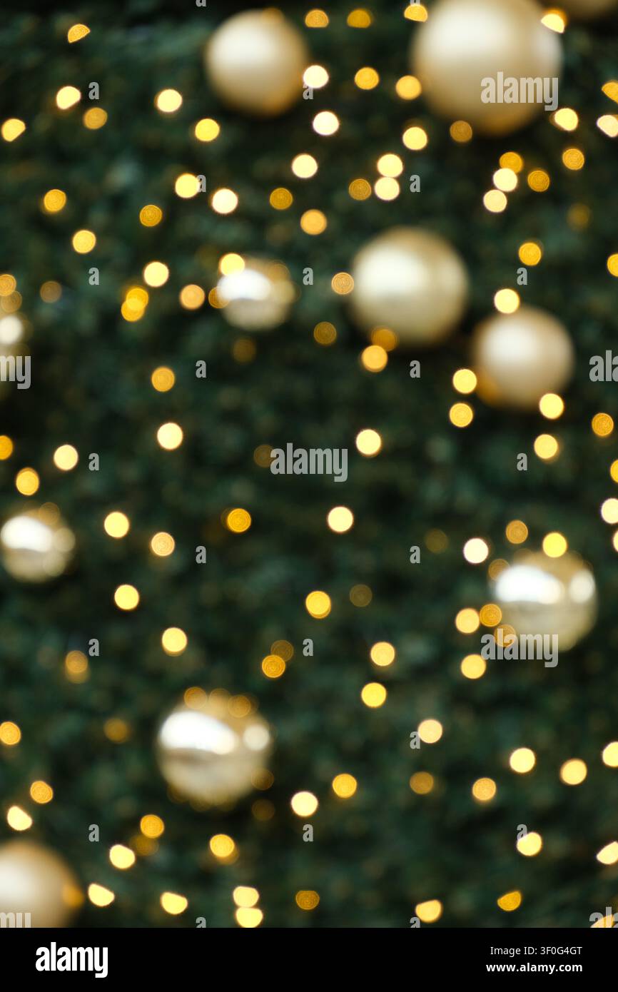 Décor élégant de la Saint-Sylvestre avec des boules dorées scintillantes et des lueurs chaudes. Banque D'Images