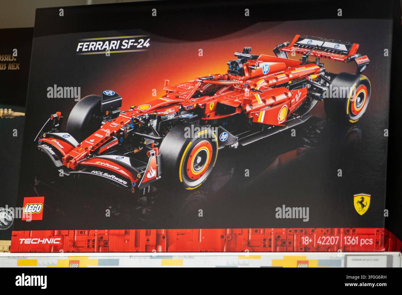 Boîte Lego Technic sur une étagère présentant une maquette de voiture de course Ferrari SF-24 rouge de Formule 1. Milan, Italie - 24 juin 2026 Banque D'Images