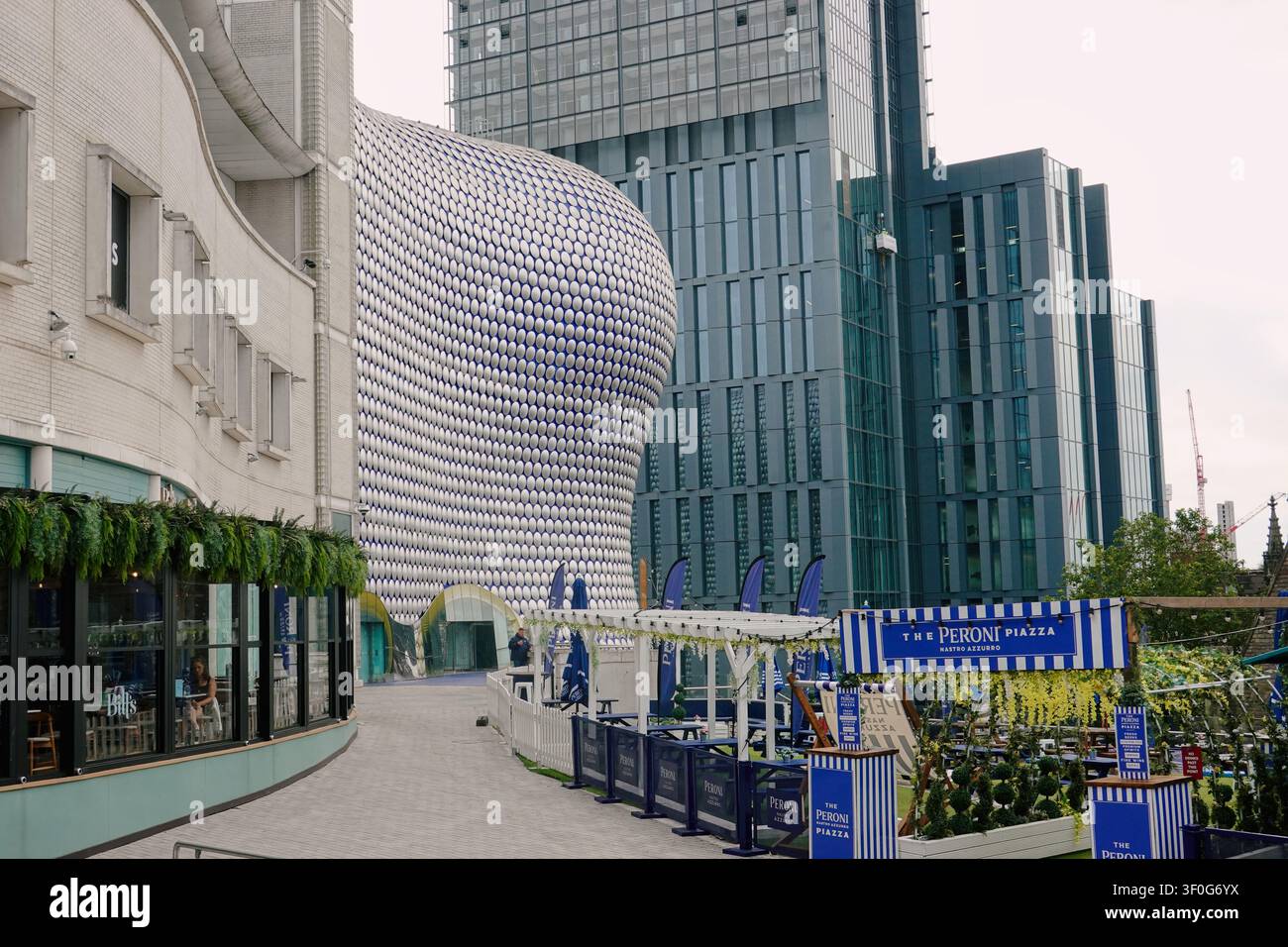 Bâtiment futuriste Selfridges et gratte-ciel modernes avec la terrasse extérieure Peroni Piazza à Birmingham, Royaume-Uni Banque D'Images