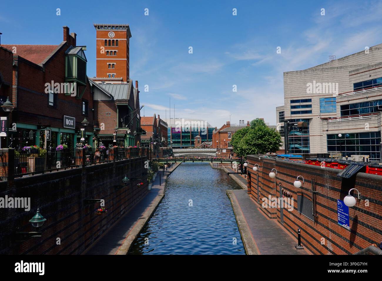 Vue le long des Birmingham Canal Navigations à Brindleyplace mettant en vedette le Malt House et l'ICC à Birmingham, Royaume-Uni Banque D'Images