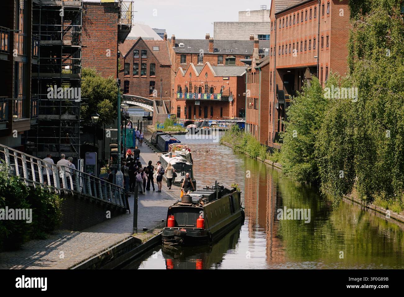 Les narrowboats naviguent et sont amarrés le long du canal de Worcester et Birmingham à Gas Street Basin, Royaume-Uni Banque D'Images