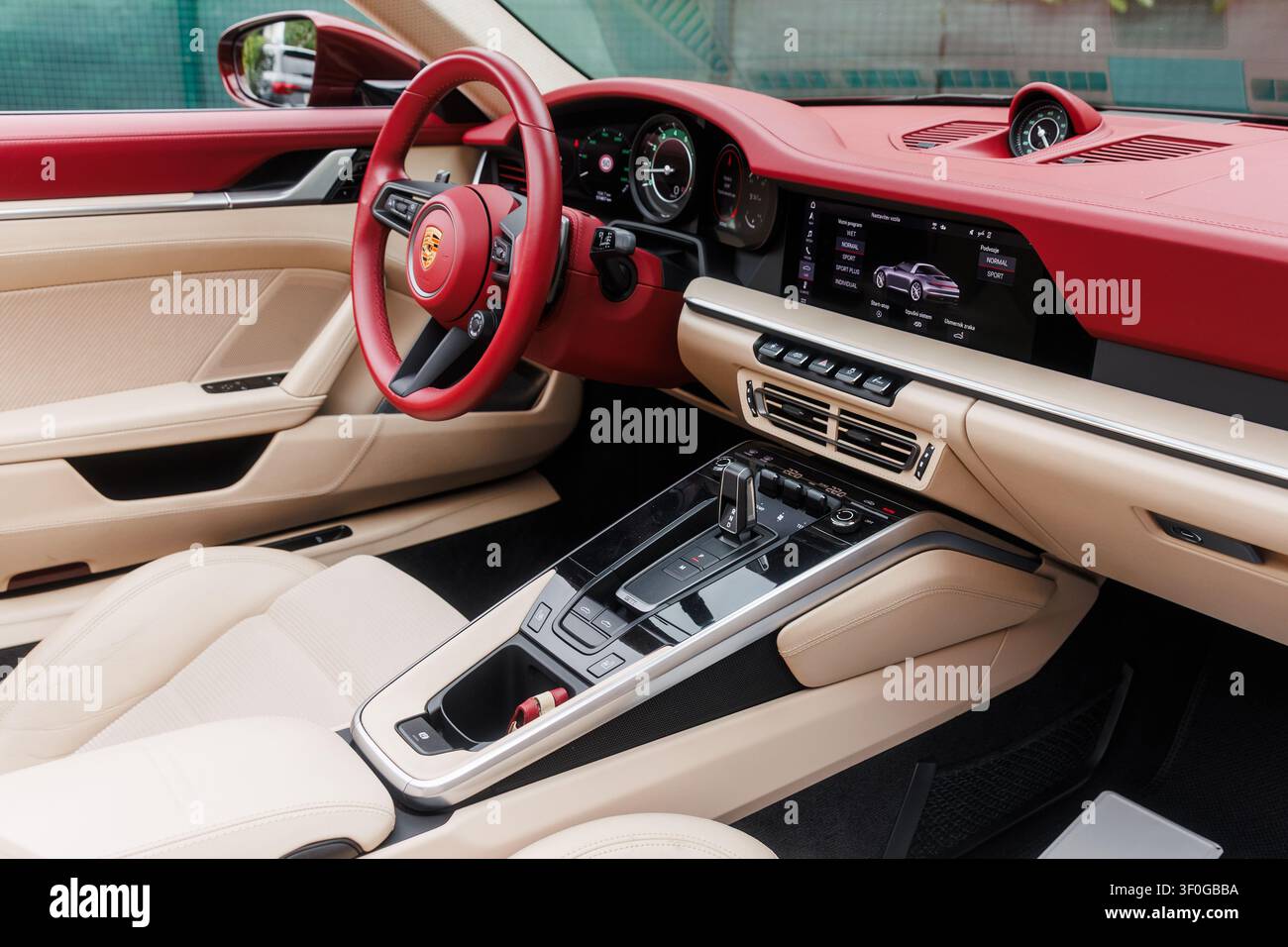 Ljubljana, Slovénie - 2 juin 2026 : L'intérieur de la Porsche 911 Targa 4S allie design moderne et technologie avec des sièges confortables pour le conducteur et le passager. Banque D'Images