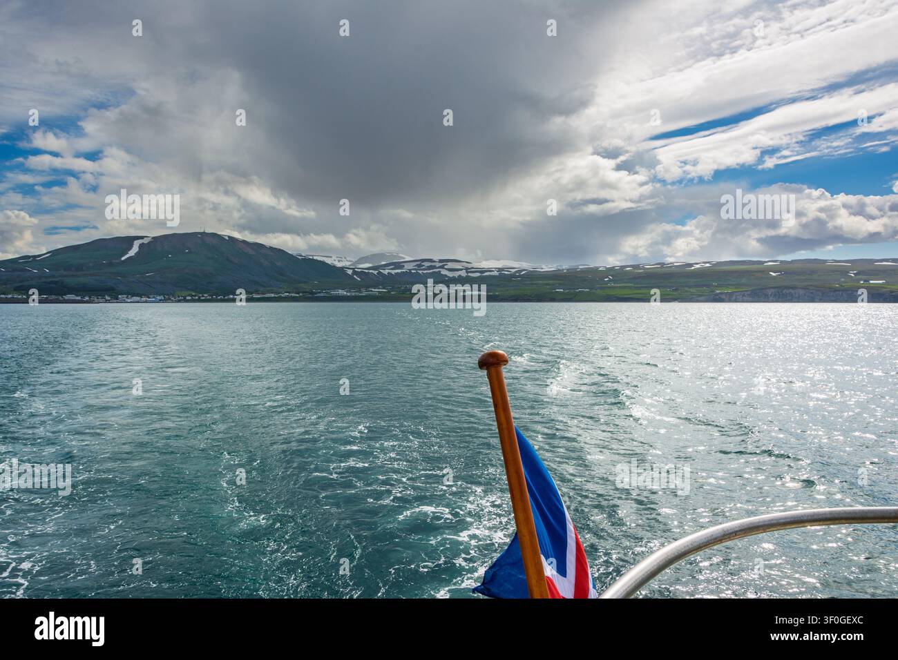 Navigation dans la baie de Skjalfandi près de Husavik, Islande Banque D'Images