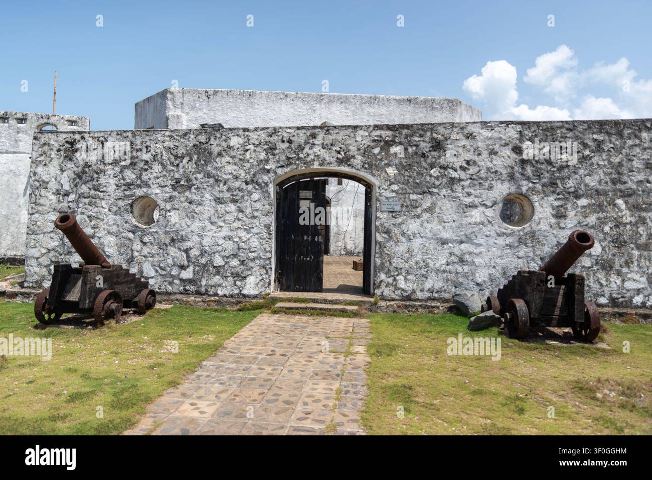 Entrée du Fort Apollonia avec de vieux canons et des murs en pierre, Beyin, Ghana Banque D'Images