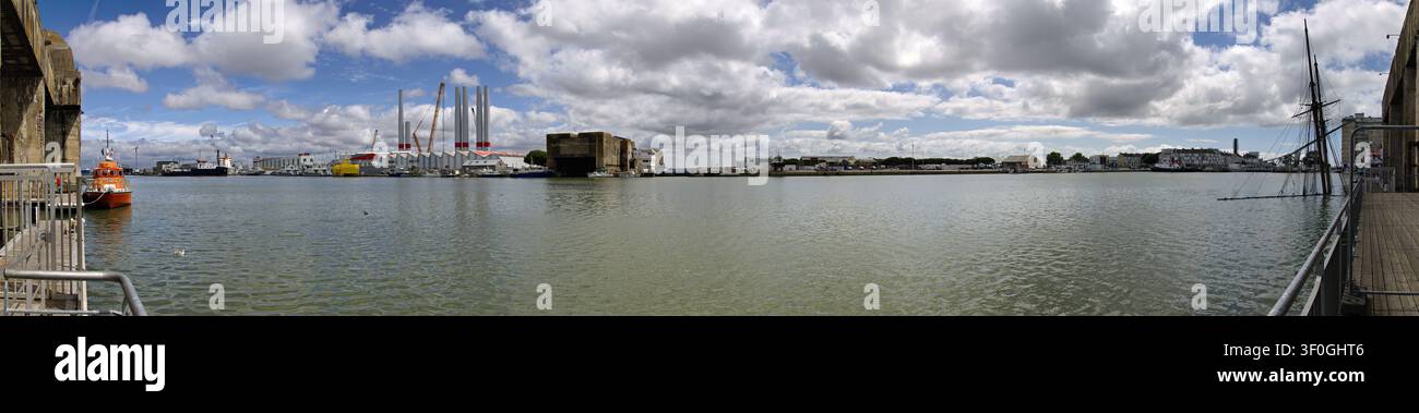 Héritage maritime historique et moderne à Saint-Nazaire, Bretagne, France Banque D'Images