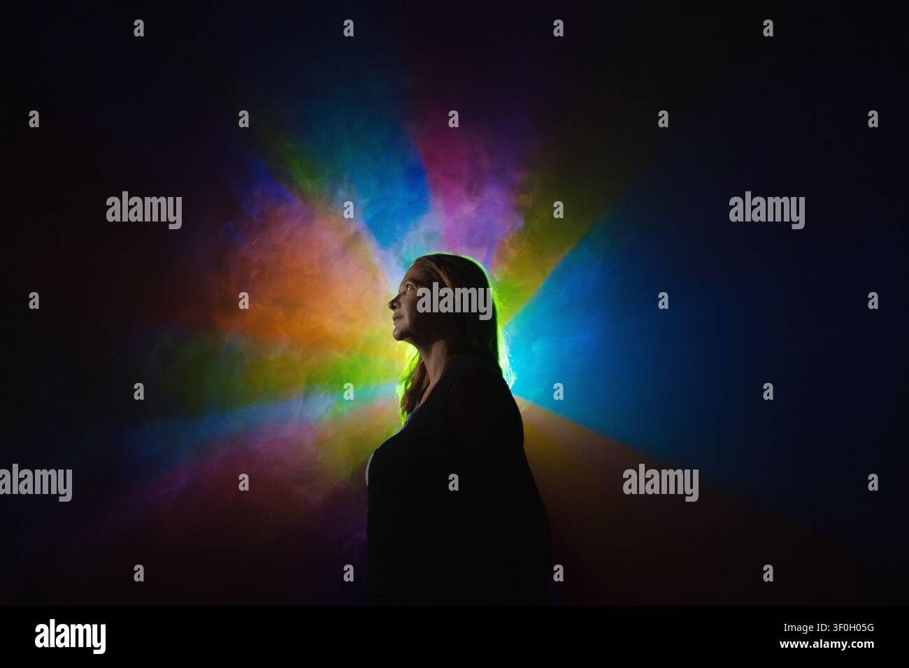 Portrait d'une femme adulte sous une lumière néon rouge et bleue. Concept d'état d'esprit arc-en-ciel. Banque D'Images