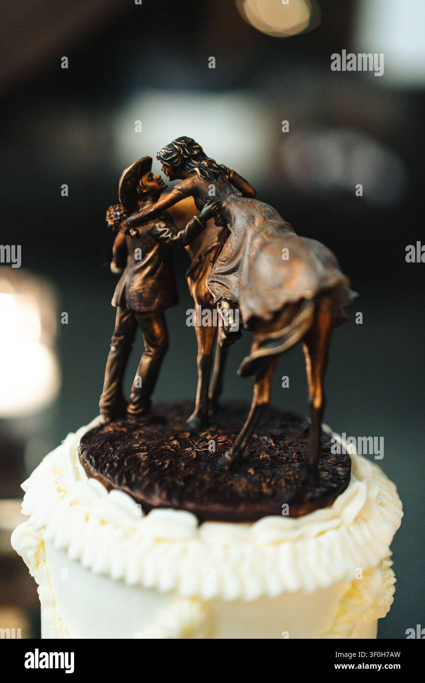 Décoration de gâteau de mariage rustique western avec cowboy en bronze et cavalier Banque D'Images