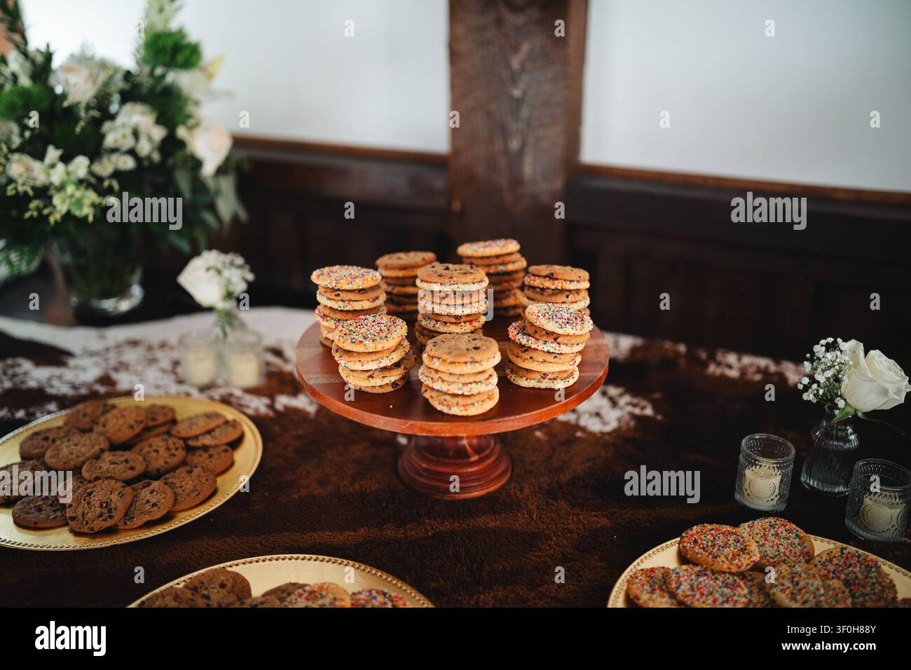 Divers biscuits fraîchement cuits aux pépites de chocolat et aux paillettes exposés Banque D'Images