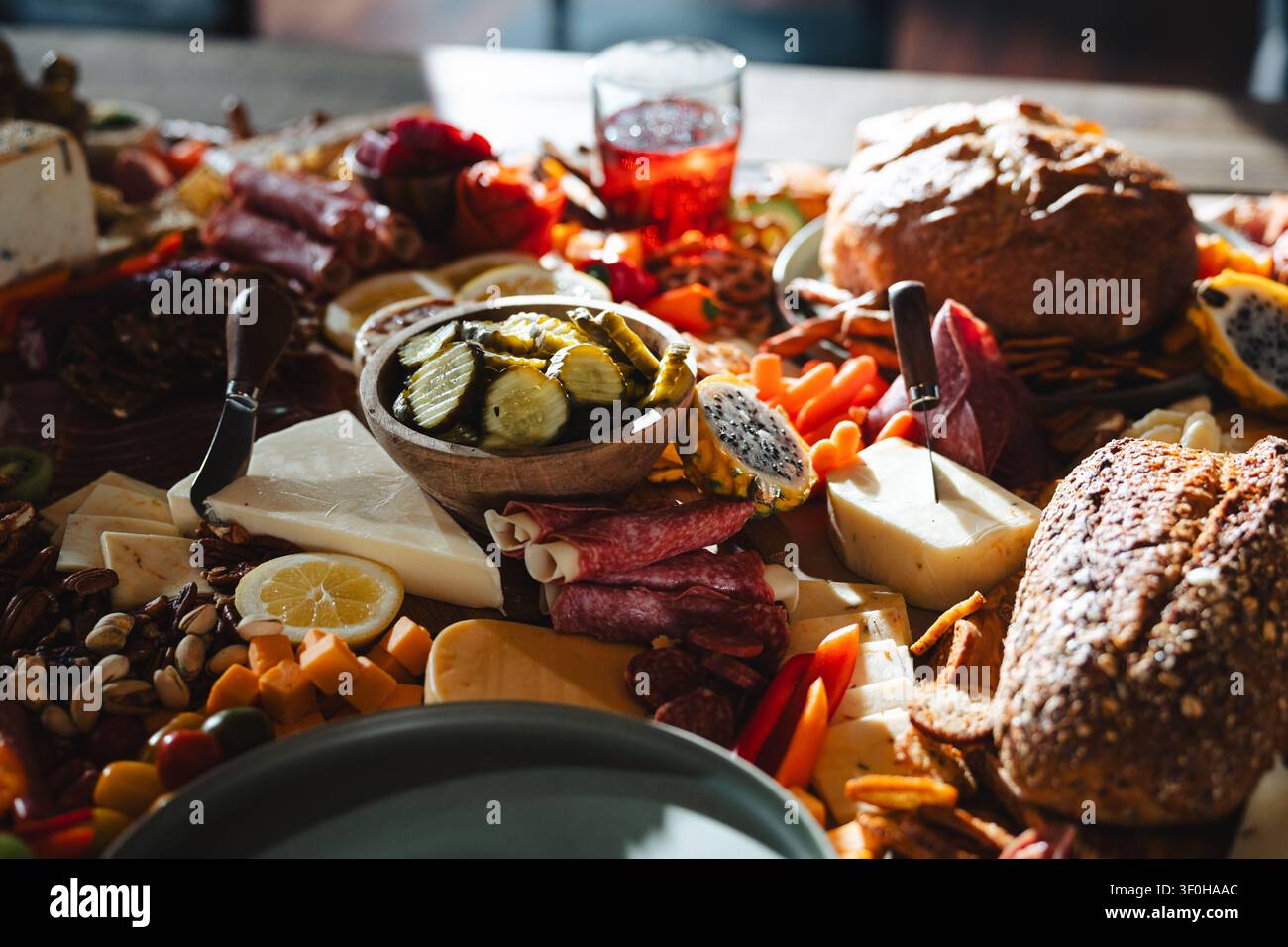 Grande planche de charcuterie avec des snacks gourmands et des hors-d'œuvre Banque D'Images