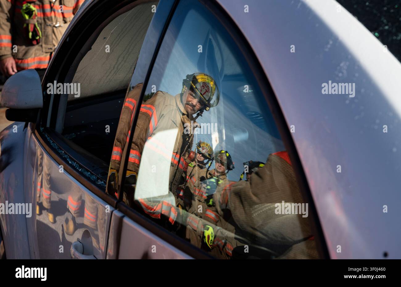 Les recrues pompiers en période d’essai acquièrent des compétences en lutte contre les incendies et en sauvetage auprès de pompiers chevronnés. Banque D'Images