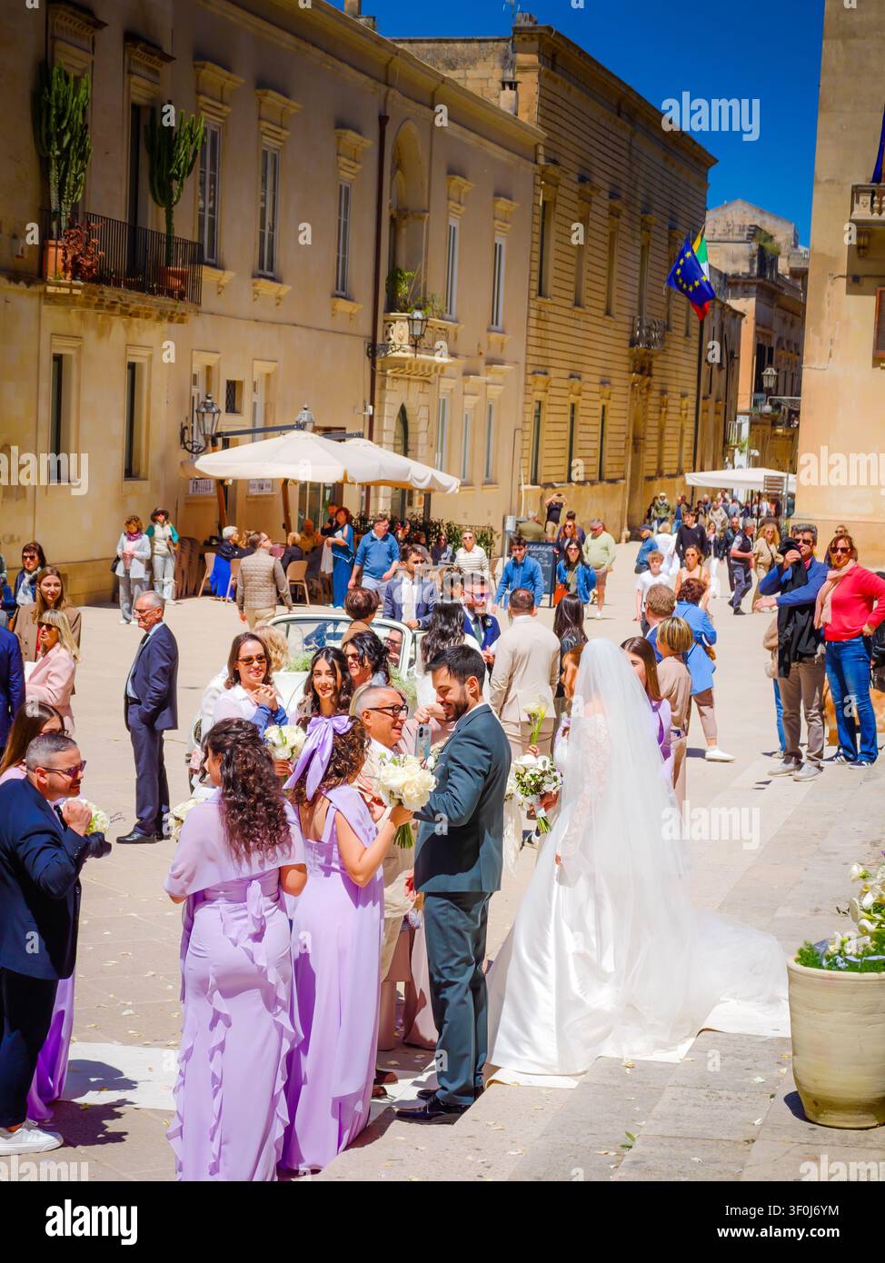 07 08 2026 - Lecce, Italie. Mariage traditionnel italien devant la cathédrale de Lecce avec une voiture de mariage Volkswagen Beetle classique, célébration romantique à Banque D'Images