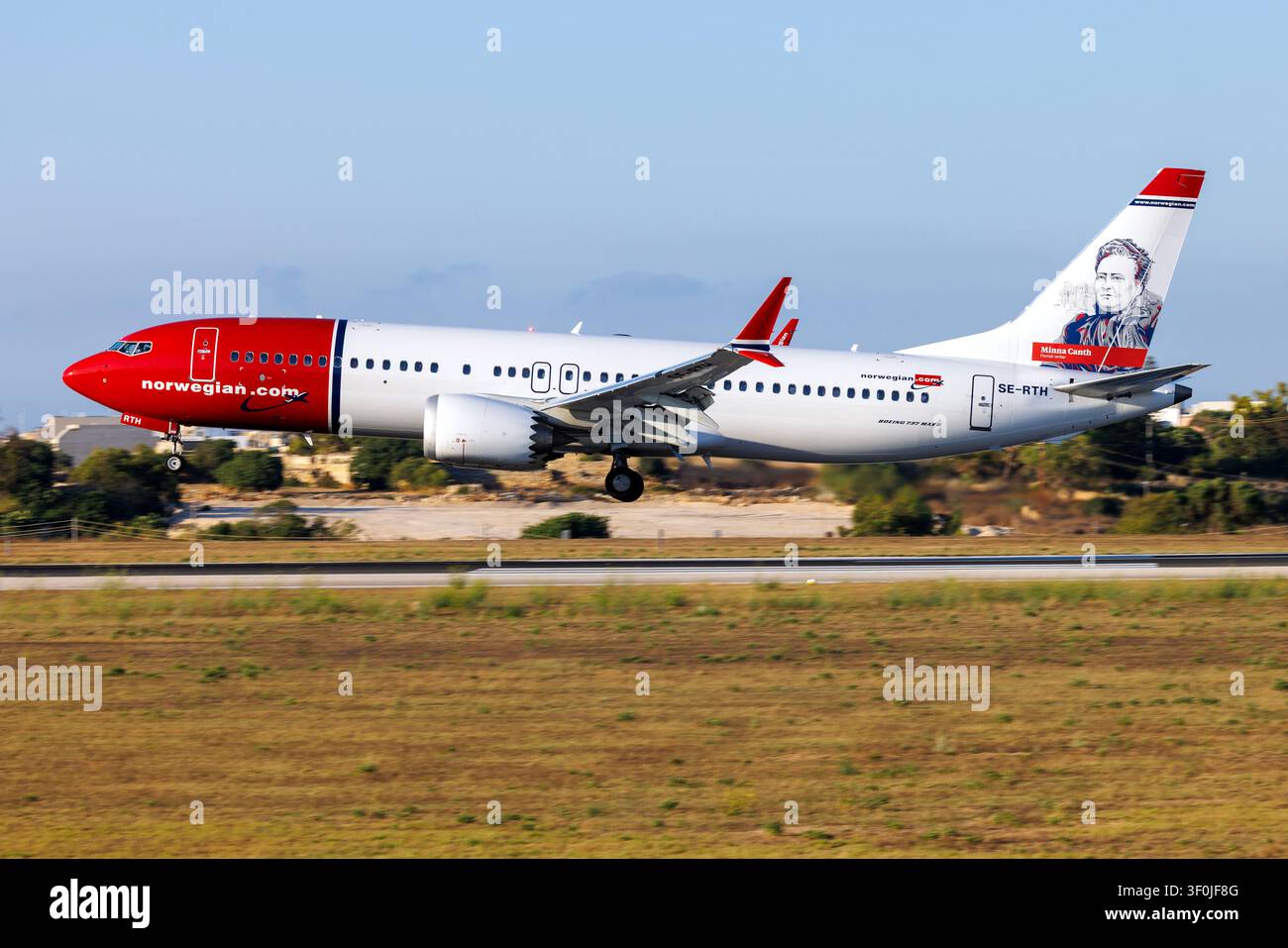 Boeing 737-8 MAX de Norwegian Air Sweden (REG : SE-RTH) arborant un portrait de "Minna Canth" sur la dérive. Banque D'Images