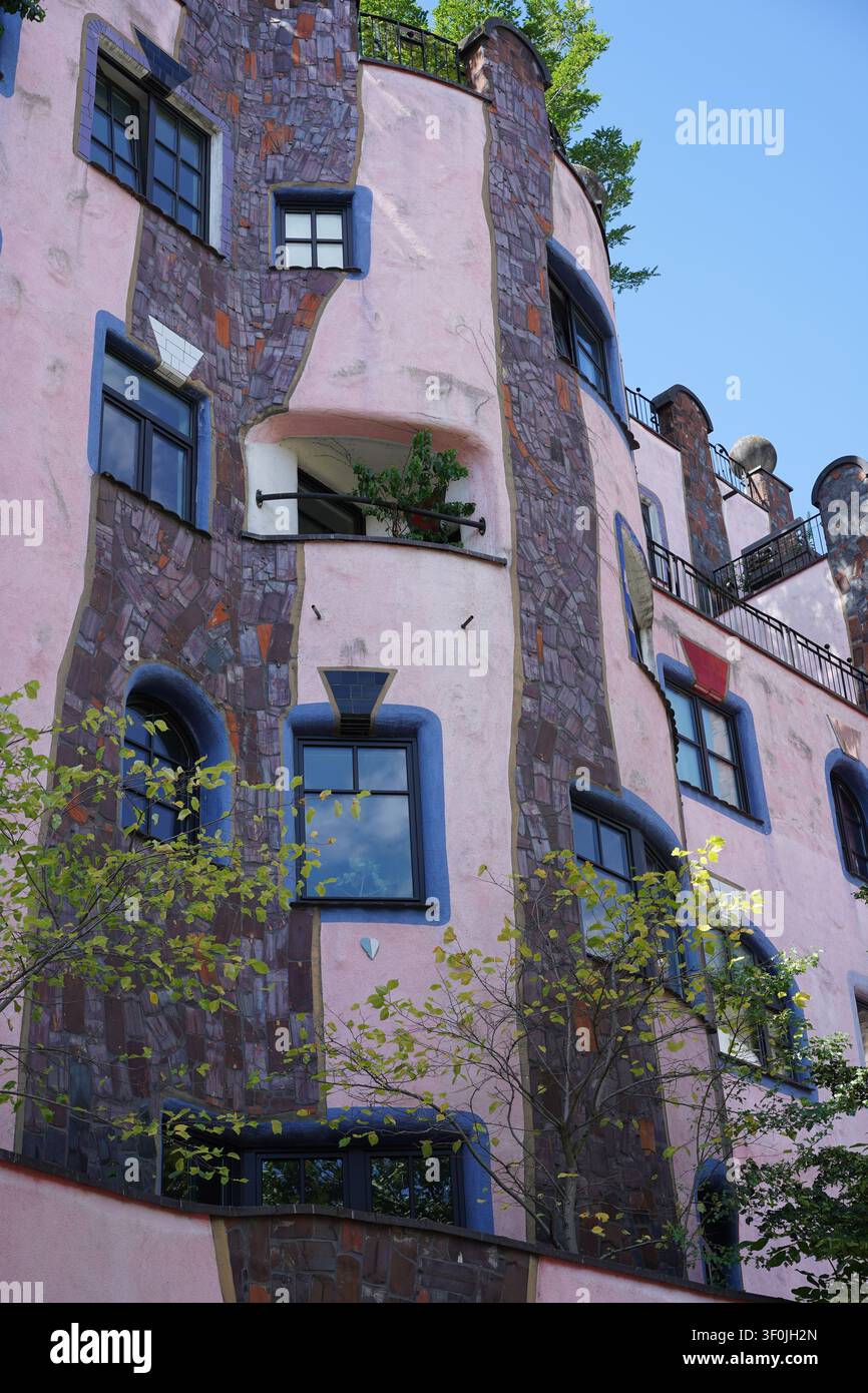 Magdebourg, Allemagne - 8 juillet 2026 : Détail architectural de la Citadelle Verte, illustrant la vision de conception unique et organique de Hundertwasser. Banque D'Images
