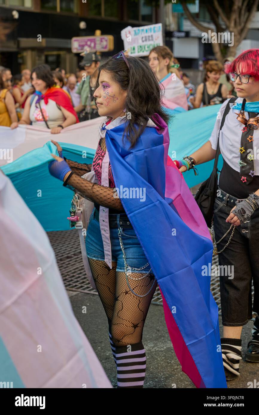 Participants à la parade des fiertés tenant un drapeau bisexuel lors d'une manifestation dans la ville. Valence, Espagne - 20 juin 2026 Banque D'Images