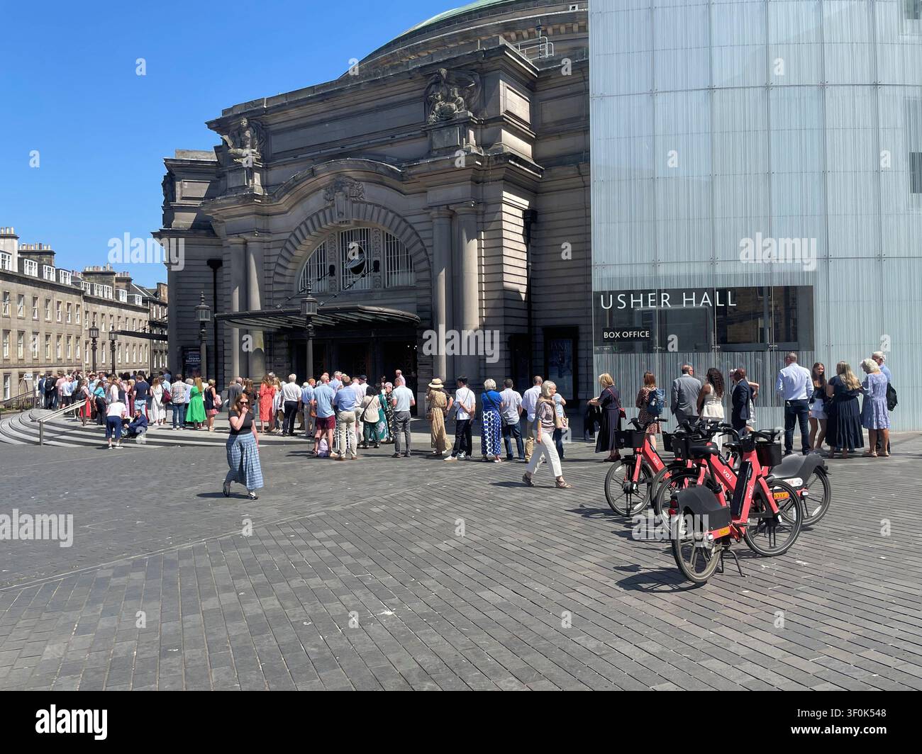 Une file de personnes attendant l'entrée de l'Usher Hall pour une représentation de matinée, Édimbourg, Écosse - Image de stock capturée avec un smartphone