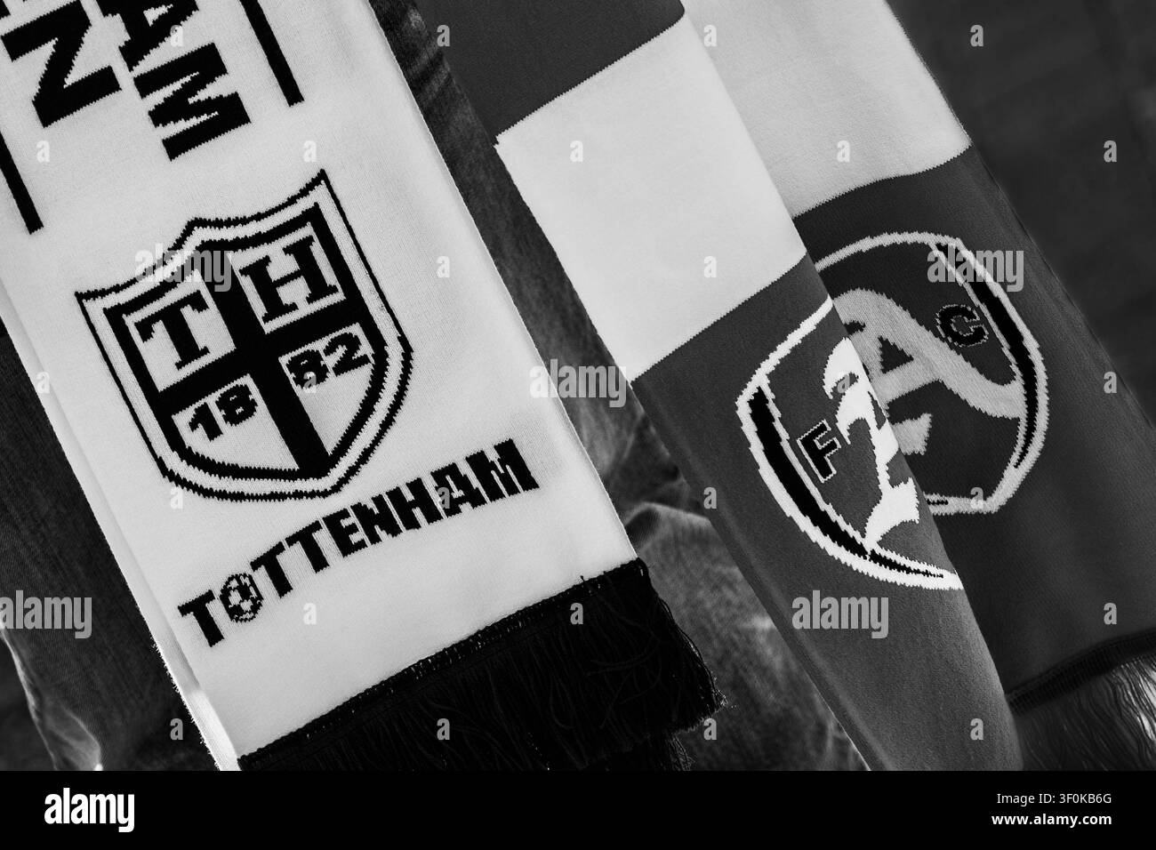 Emirates Stadium, Londres, Royaume-Uni – 28 mars 2026 : Une écharpe Arsenal contre Tottenham Hotspur à l'extérieur de l'Emirates Stadium avant le coup d'envoi. Banque D'Images