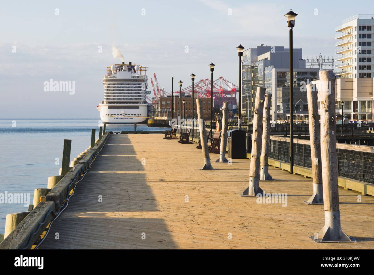 Promenade du front de mer à Halifax, au fond le navire de croisière Norwegian Breakwater amarré au port de croisière de Halifax. Halifax, Nouvelle-Écosse, Canada Banque D'Images