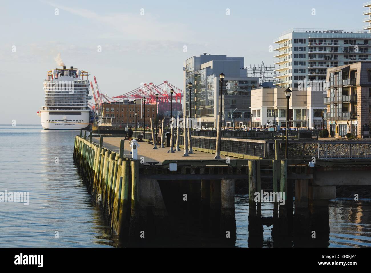 Promenade du front de mer à Halifax, au fond le navire de croisière Norwegian Breakwater amarré au port de croisière de Halifax. Halifax, Nouvelle-Écosse, Canada Banque D'Images