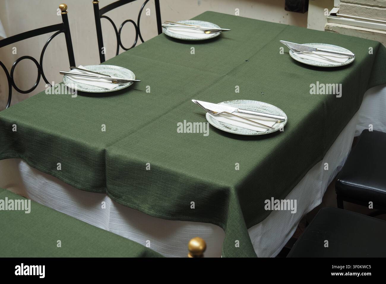 Table à manger élégante dressée pour un repas délicieux Banque D'Images