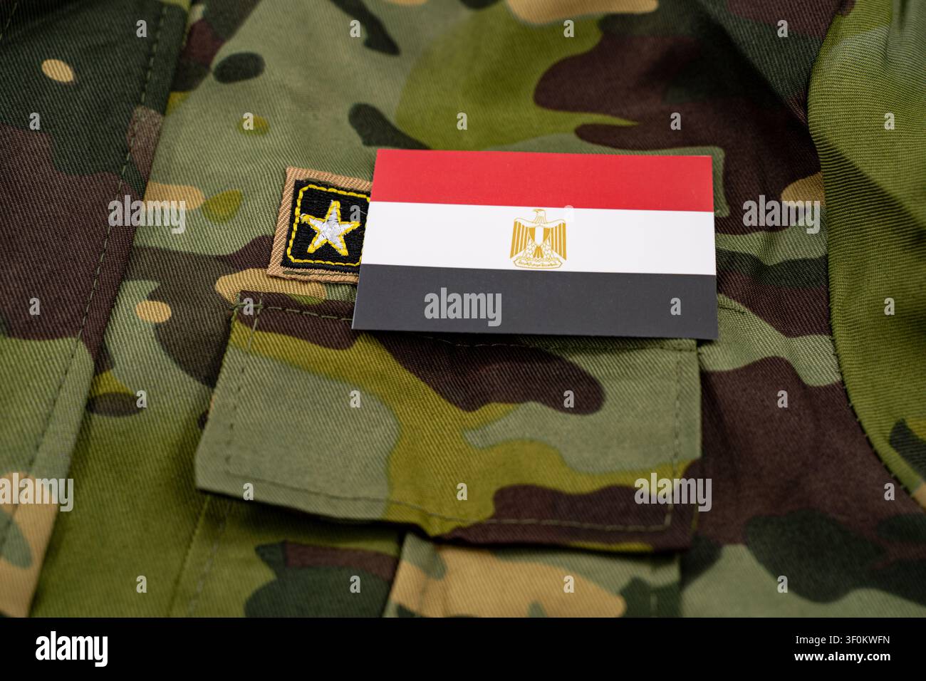 Close-up du drapeau égyptien sur un uniforme de camouflage militaire. Banque D'Images