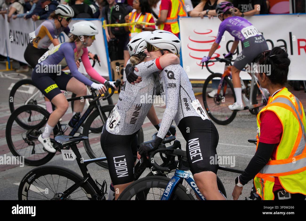 Vancouver, Canada. 8 juillet 2026. Skylar Schneider (R) des États-Unis célèbre avec sa coéquipière après avoir remporté la course professionnelle féminine lors du Global Relay Gastown Grand Prix 2026 à Vancouver, Colombie-Britannique, Canada, le 8 juillet 2026. Crédits : Liang Sen/Xinhua/Alamy Live News Banque D'Images