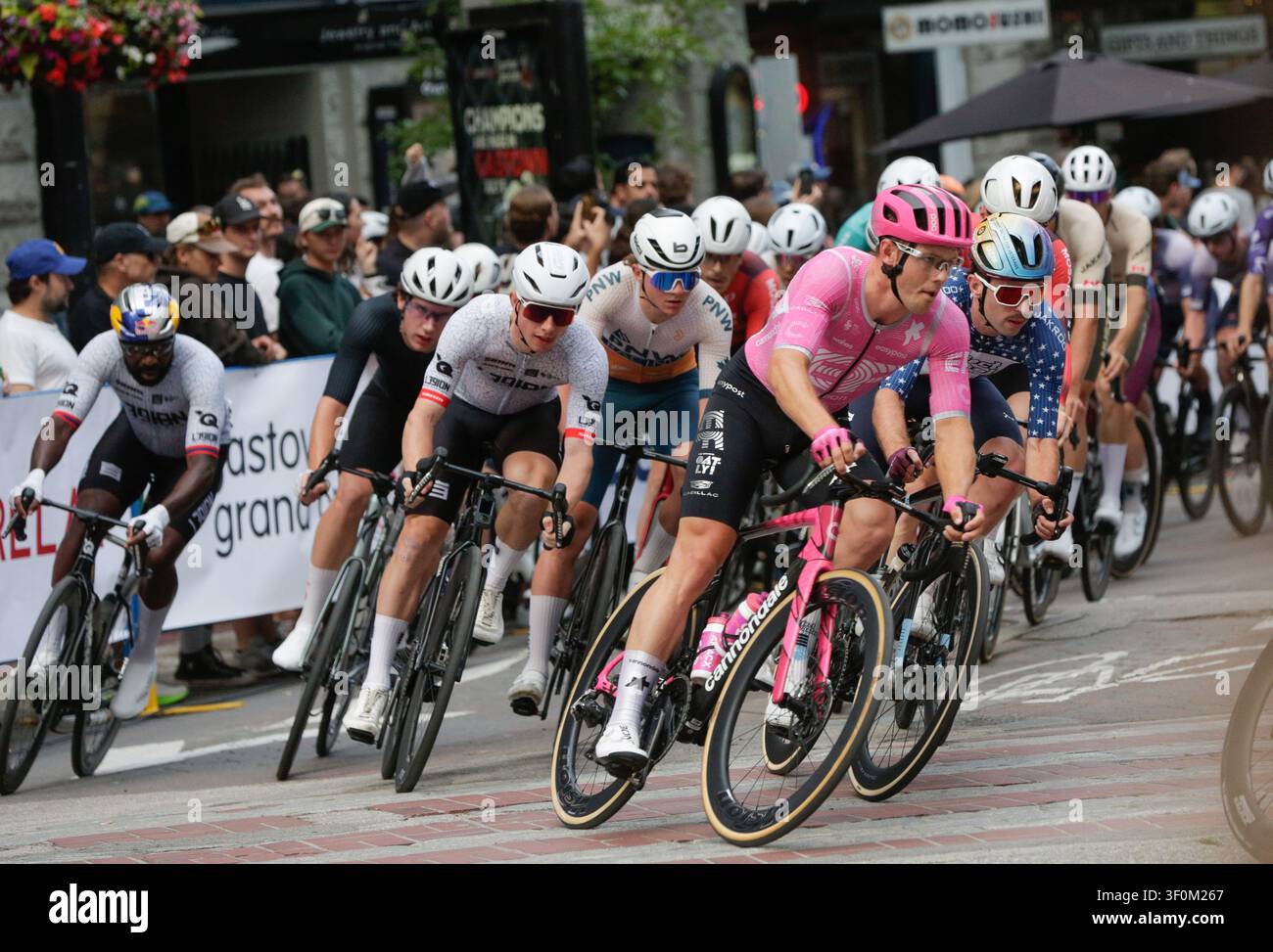 Vancouver, Canada. 8 juillet 2026. Les cyclistes rivalisent lors de la course professionnelle masculine du Global Relay Gastown Grand Prix 2026 à Vancouver, Colombie-Britannique, Canada, le 8 juillet 2026. Crédit : Liang Sen/Xinhua/Alamy Live News Banque D'Images