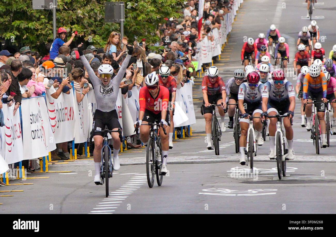 Vancouver, Canada. 8 juillet 2026. Skylar Schneider (devant à gauche) des États-Unis célèbre alors qu'elle franchit la ligne d'arrivée pour remporter la course professionnelle féminine lors du Global Relay Gastown Grand Prix 2026 à Vancouver, Colombie-Britannique, Canada, le 8 juillet 2026. Crédit : Liang Sen/Xinhua/Alamy Live News Banque D'Images