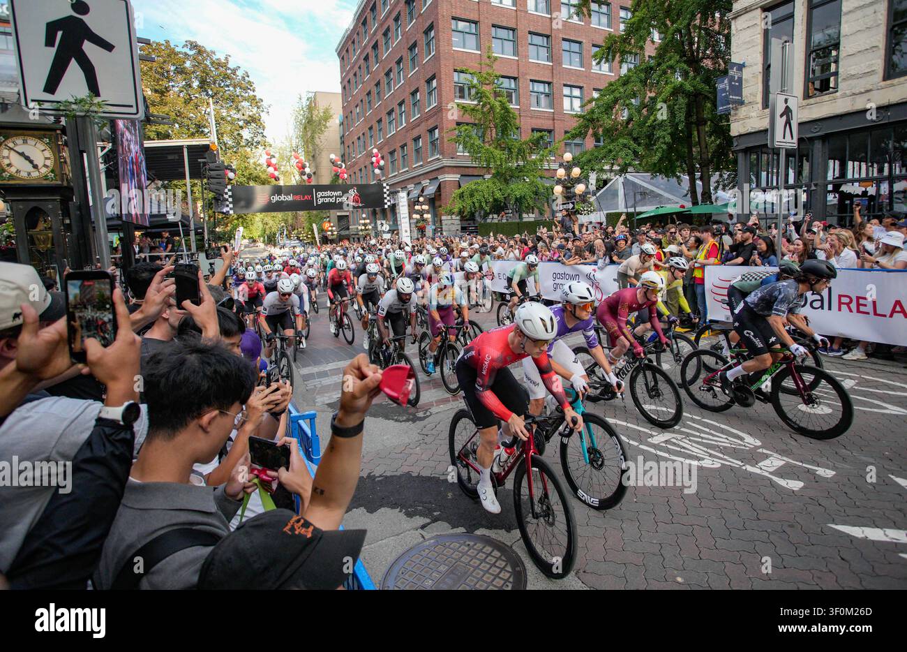 Vancouver, Canada. 8 juillet 2026. Les cyclistes rivalisent lors de la course professionnelle masculine du Global Relay Gastown Grand Prix 2026 à Vancouver, Colombie-Britannique, Canada, le 8 juillet 2026. Crédit : Liang Sen/Xinhua/Alamy Live News Banque D'Images
