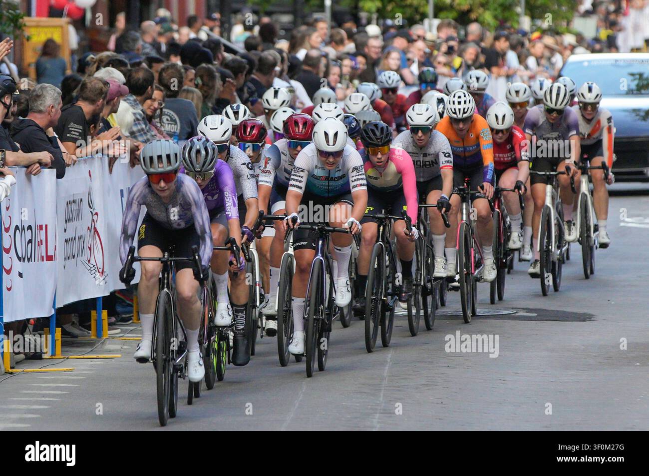 Vancouver, Canada. 8 juillet 2026. Les cyclistes participent à la course professionnelle féminine lors du Global Relay Gastown Grand Prix 2026 à Vancouver, Colombie-Britannique, Canada, le 8 juillet 2026. Crédit : Liang Sen/Xinhua/Alamy Live News Banque D'Images