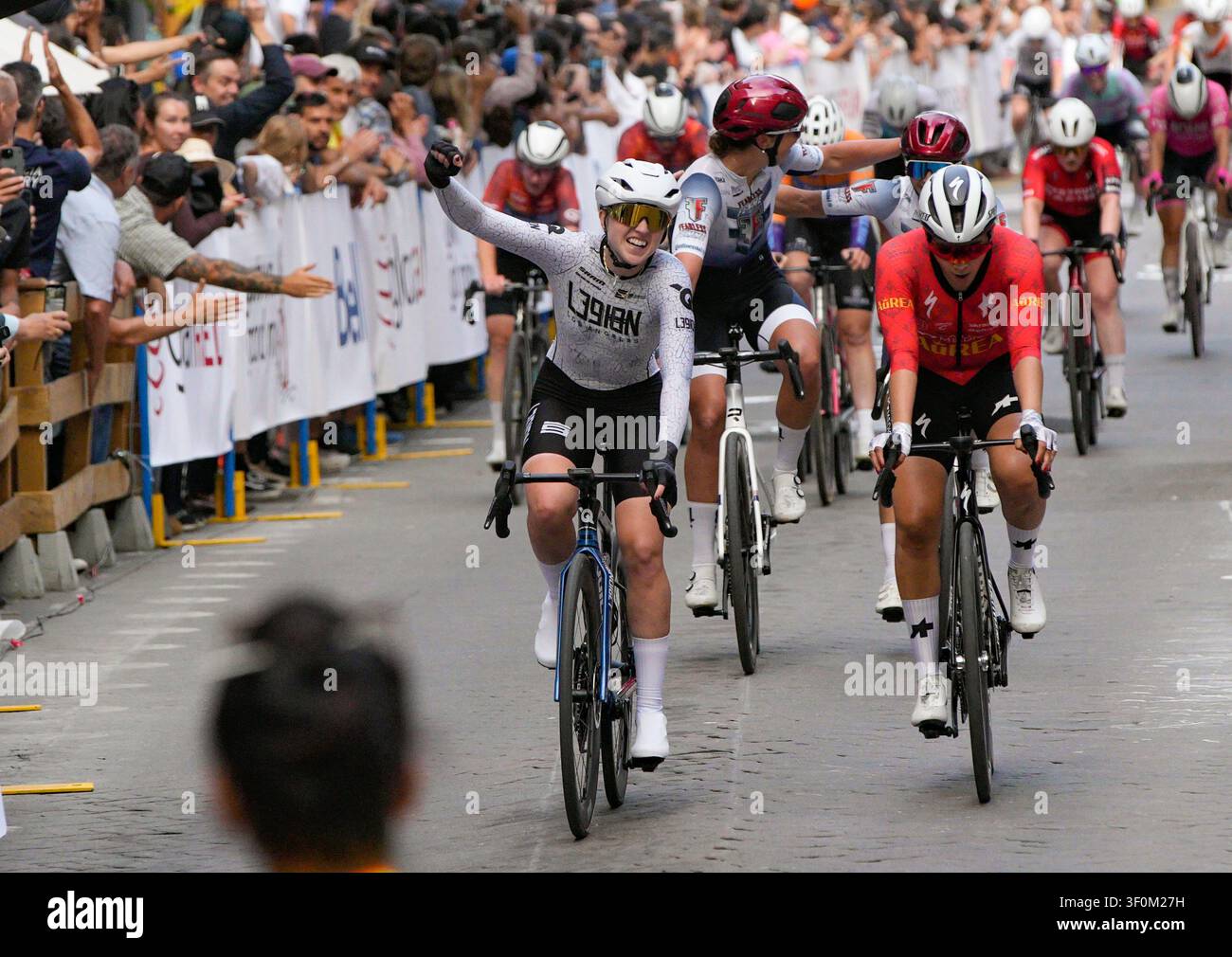 Vancouver, Canada. 8 juillet 2026. Skylar Schneider (devant à gauche) des États-Unis célèbre alors qu'elle franchit la ligne d'arrivée pour remporter la course professionnelle féminine lors du Global Relay Gastown Grand Prix 2026 à Vancouver, Colombie-Britannique, Canada, le 8 juillet 2026. Crédit : Liang Sen/Xinhua/Alamy Live News Banque D'Images