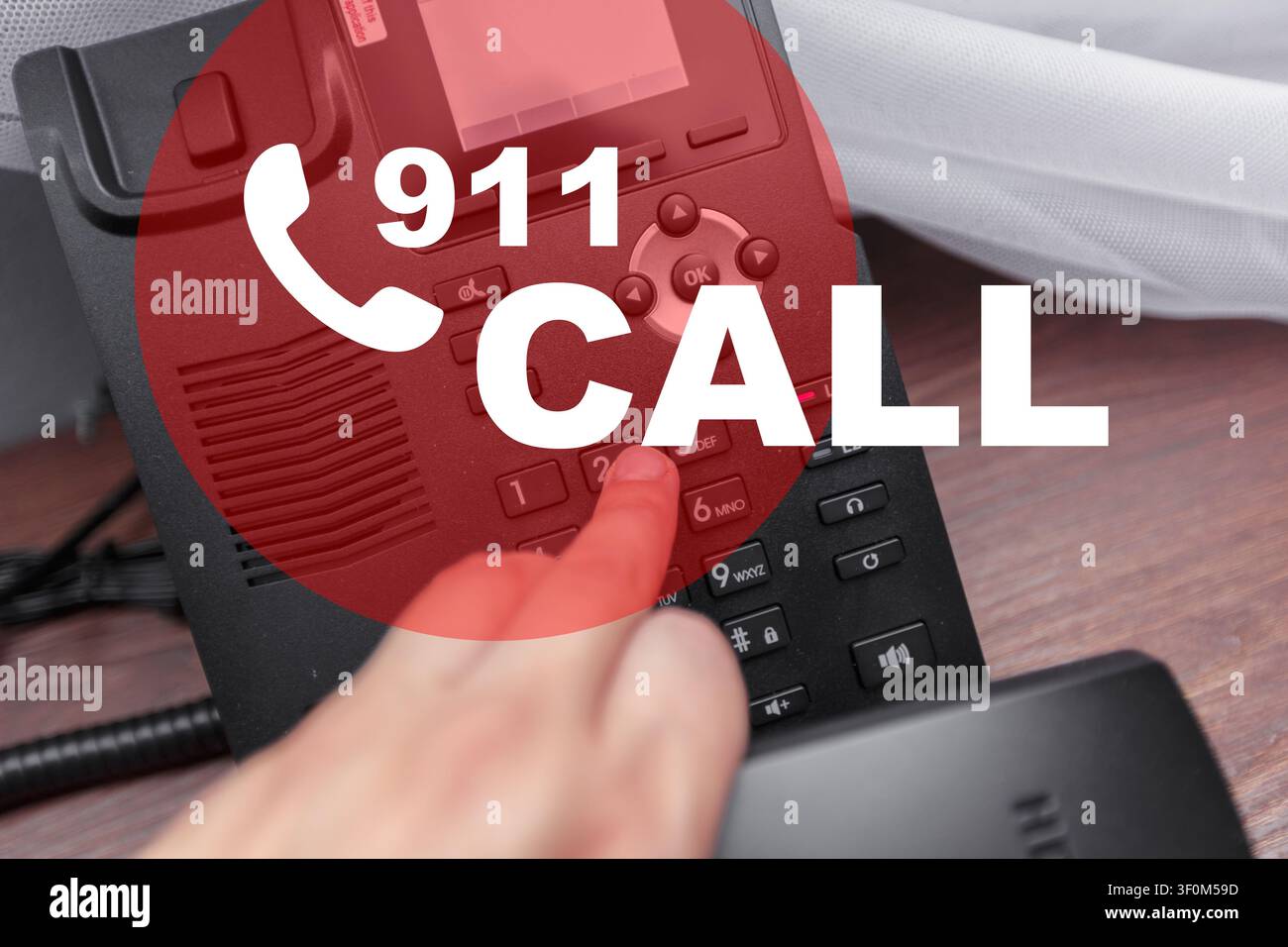 Appel d'urgence passé au 911 depuis un téléphone fixe dans une maison lors d'une situation critique Banque D'Images