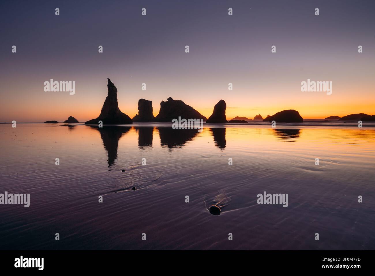 Côte de l’Oregon avec les célèbres rochers Sea Stack au coucher du soleil, Bandon, Oregon, PNW, États-Unis Banque D'Images