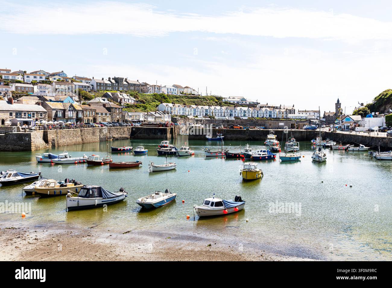 Porthleven, Cornouailles, Royaume-Uni, Angleterre Petits bateaux de pêche amarrés dans le port pittoresque de Porthleven, Cornouailles, Angleterre, avec un port traditionnel Banque D'Images
